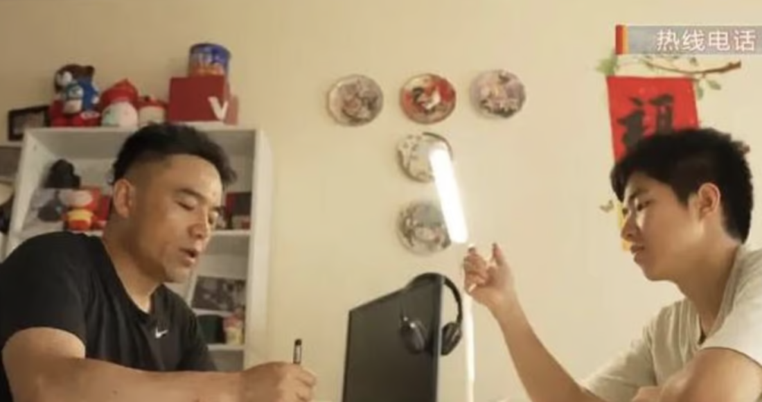 Anh Liu Jianbo học cùng con trai là Liu Aohan tại nhà riêng ở tỉnh Thanh Hải, Trung Quốc. Ảnh: Sina