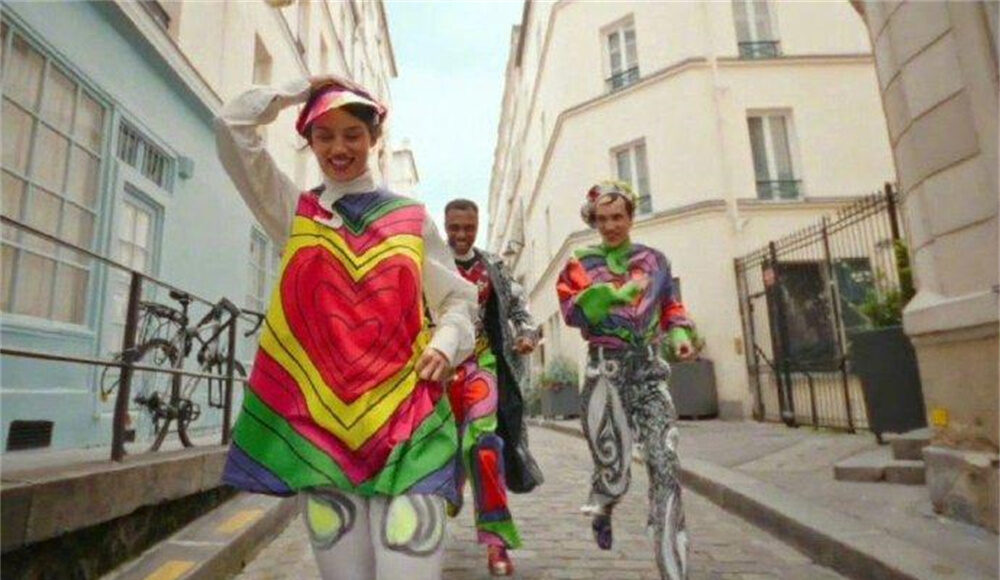 Cảnh ở lễ khai mạc (trên) và cảnh phim The Patriarch.