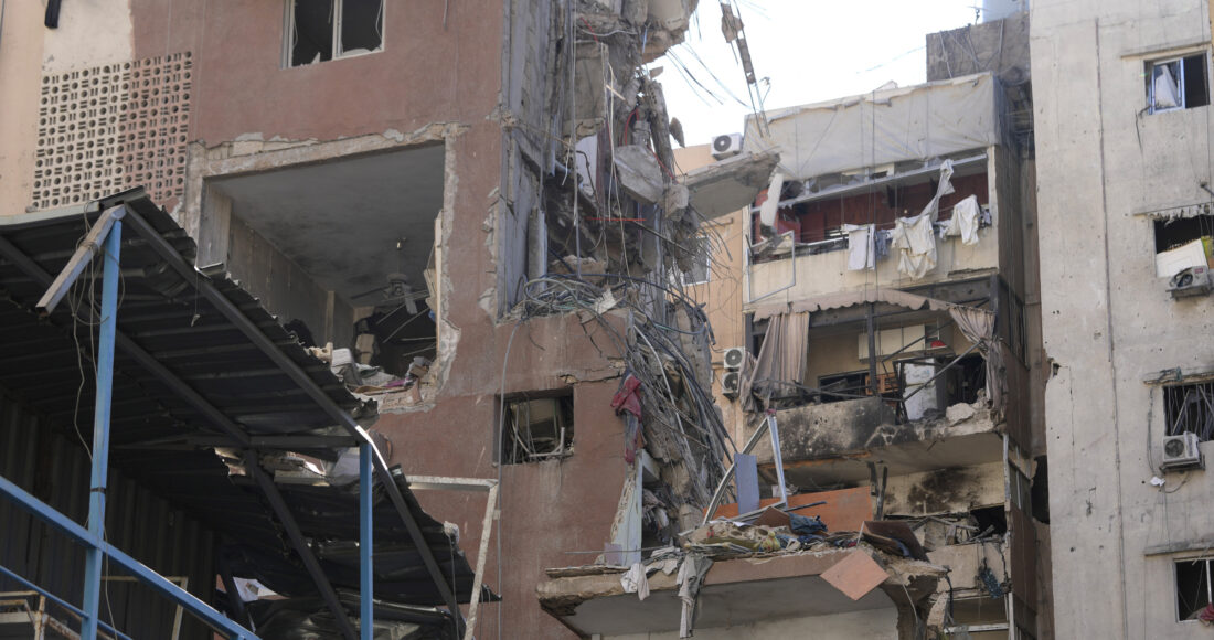 Tòa nhà đổ nát sau vụ tập kích của Israel vào ngoại ô Beirut, Lebanon đêm 30/7. Ảnh: AP