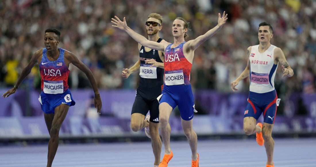 Jakob Ingebrigtsen (áo trắng) thất vọng khi chỉ về đích thứ tư sau Cole Hocker, Josh Kerr và Yared Nuguse ở chung kết 1.500m Olympic Paris 2024 ngày 6/8. Ảnh: AP