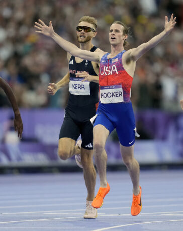 Jakob Ingebrigtsen (áo trắng) thất vọng khi chỉ về đích thứ tư sau Cole Hocker, Josh Kerr và Yared Nuguse ở chung kết 1.500m Olympic Paris 2024 ngày 6/8. Ảnh: AP