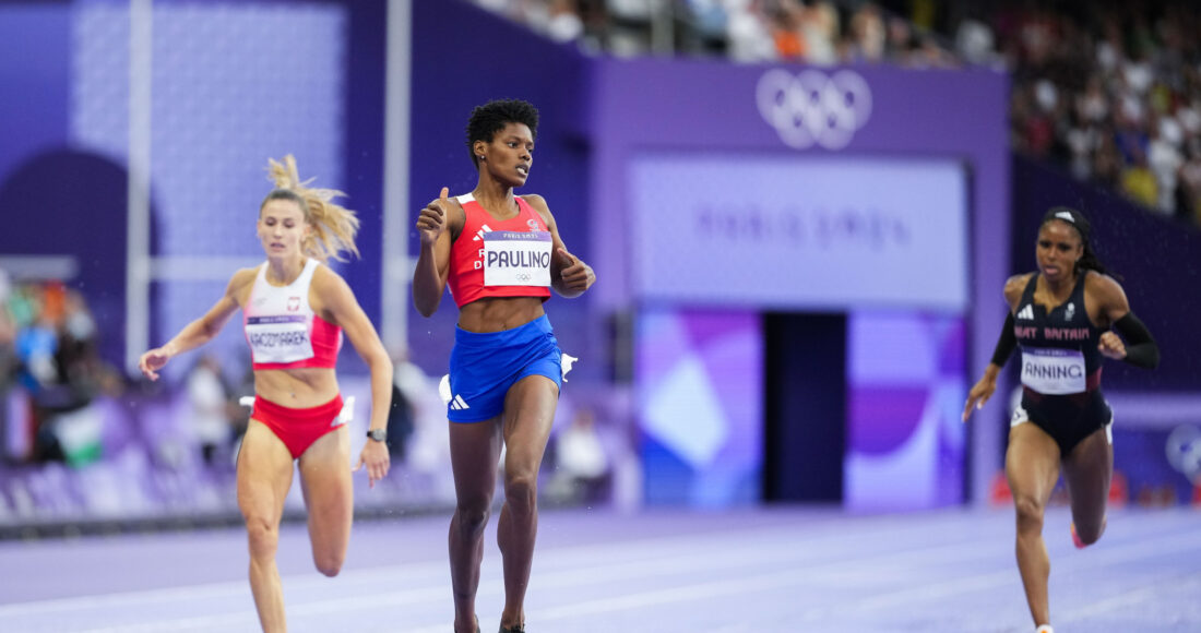 VĐV CH Dominica Marileidy Paulino mừng sau khi về nhất chung kết chạy 400m nữ Olympic Paris 2024 ngày 9/8. Ảnh: AP