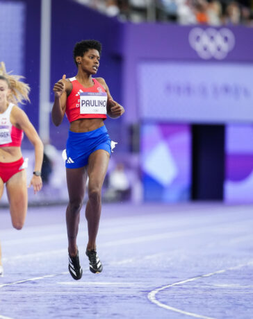 VĐV CH Dominica Marileidy Paulino mừng sau khi về nhất chung kết chạy 400m nữ Olympic Paris 2024 ngày 9/8. Ảnh: AP