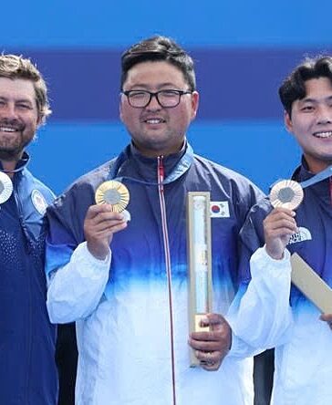 Brady Ellison, Kim Woo-jin và Lee Woo-seok (từ trái sang) trên bục nhận huy chương bắn cung 1 dây cá nhân nam tại Olympic 2024, ở điện Invalides, thành phố Paris, Pháp, ngày 4/8/2024. Ảnh: Yonhap