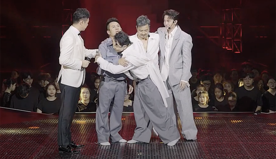 Binz ôm an ủi Bằng Kiều trên sân khấu sau khi nghe đàn anh bộc bạch nỗi niềm làm bố. Ảnh: Ban tổ chức cung cấp