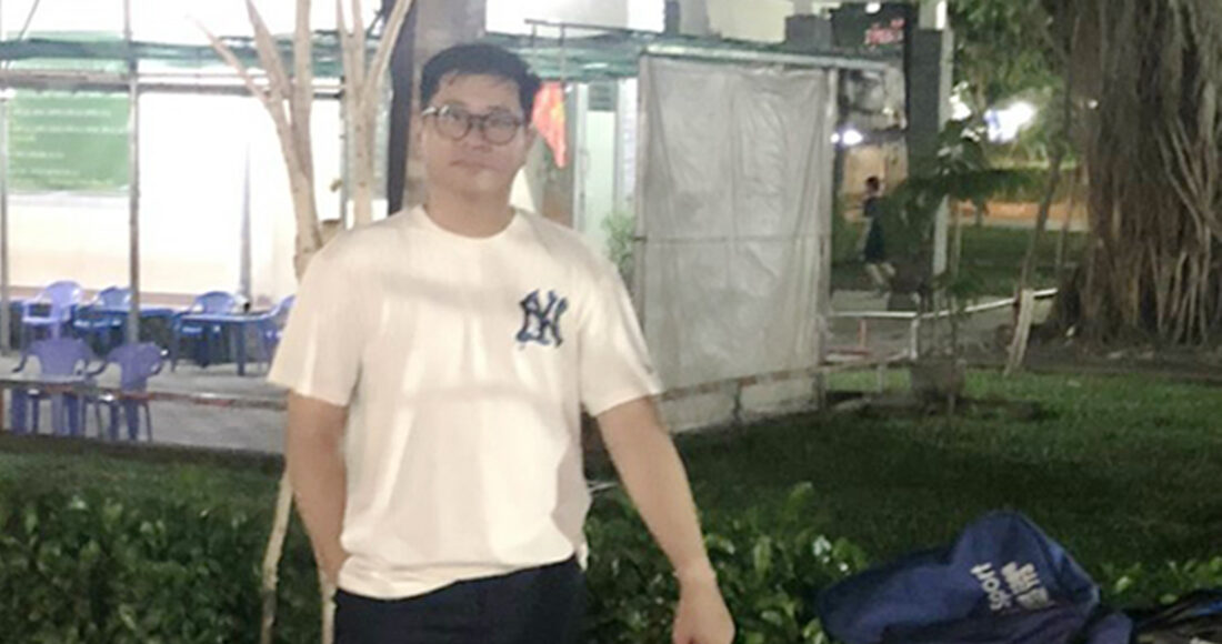 Lương Hoàng Gia chỉ nơi tiêu huỷ tang vật. Ảnh: Công an cung cấp