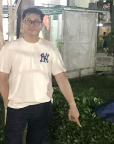 Lương Hoàng Gia chỉ nơi tiêu huỷ tang vật. Ảnh: Công an cung cấp