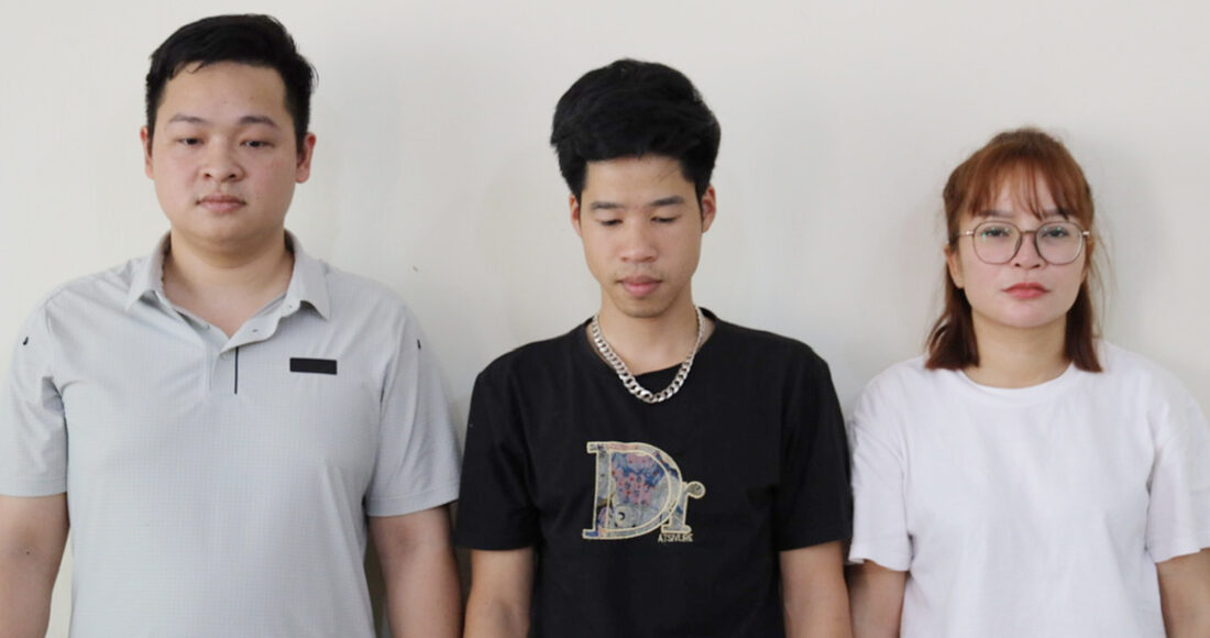 Phương, Tuấn Anh và Hoa (từ trái sang) tại cơ quan điều tra. Ảnh: Tuyết Nhung