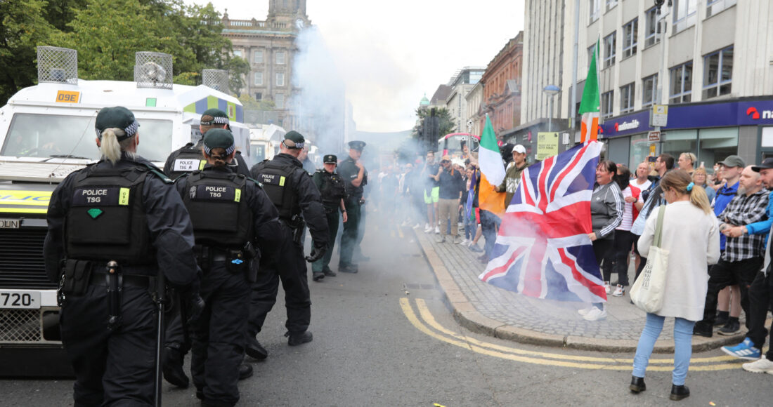 Cảnh sát và người biểu tình trên đường phố Belfast hôm 3/8. Ảnh: AFP