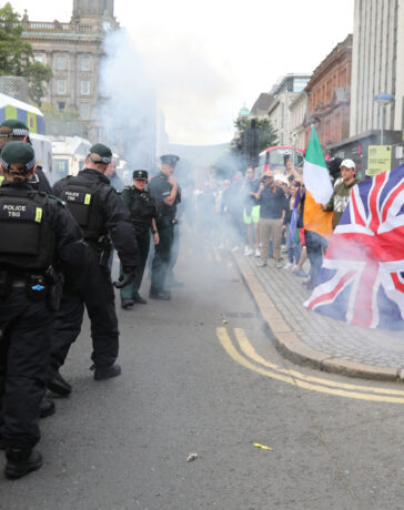 Cảnh sát và người biểu tình trên đường phố Belfast hôm 3/8. Ảnh: AFP