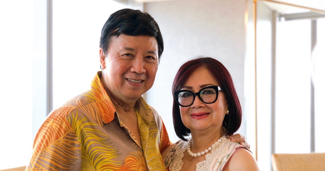 Nghệ sĩ Bảo Quốc cùng vợ trong một lần về nước năm 2023. Ảnh: Mai Nhật