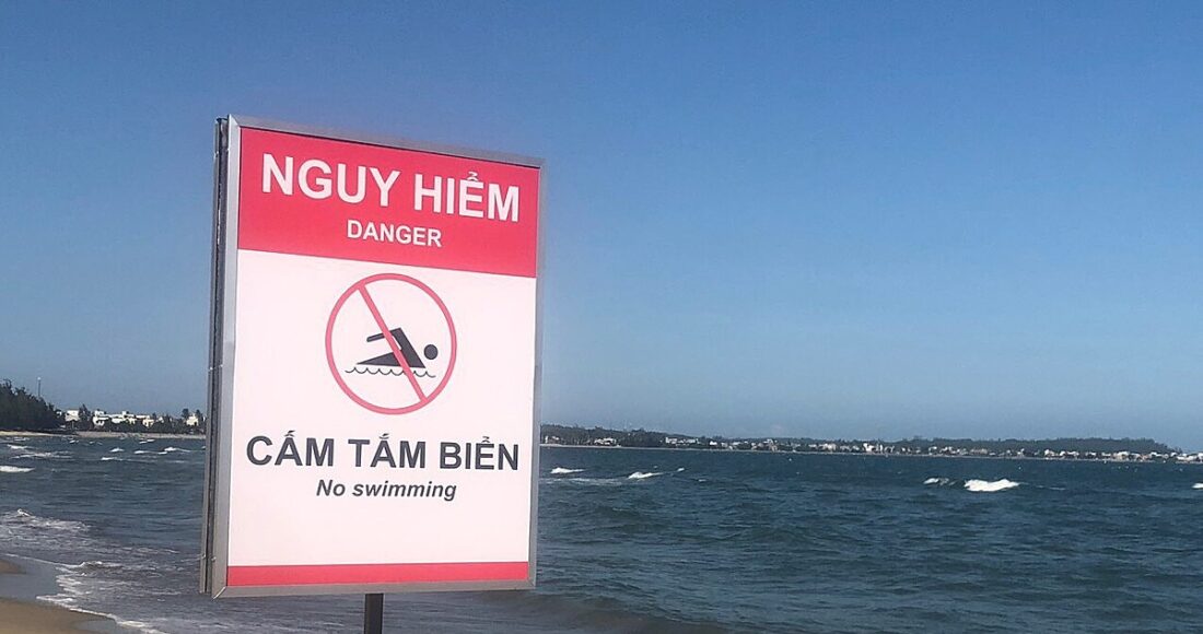 Ảnh một số khu vực ở biển Mỹ Khê được cảnh báo nguy hiểm. Ảnh: Thạch Thảo