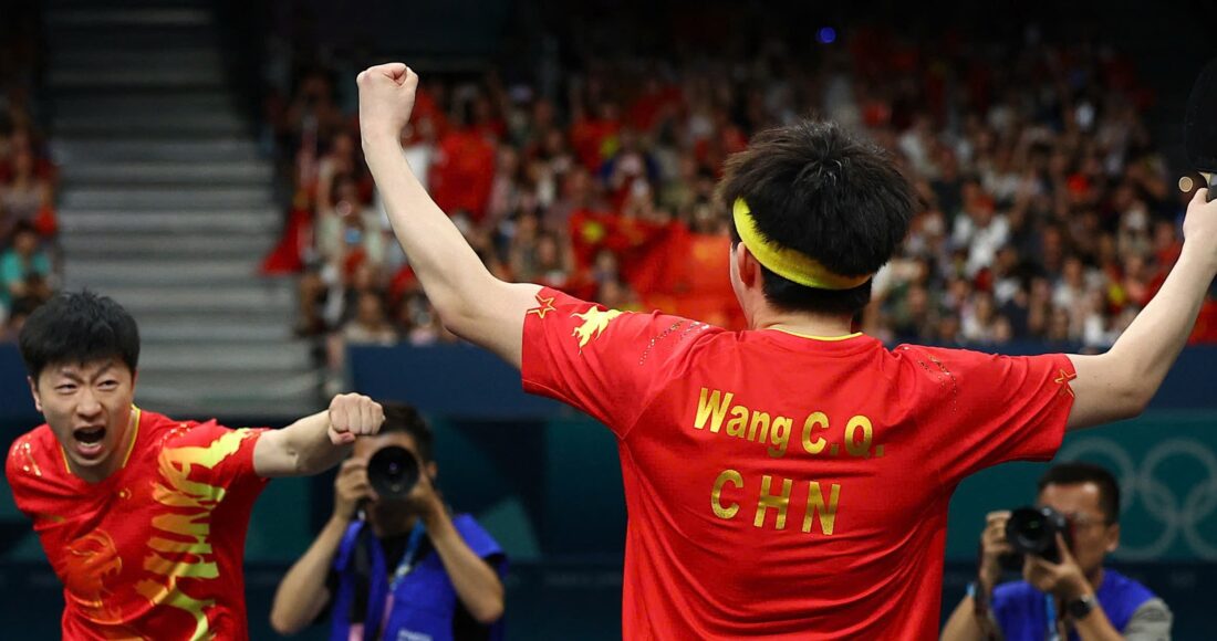 Mã Long (trái) mừng HC vàng thứ sáu của anh tại Thế vận hội, ở chung kết bóng bàn đồng đội nam Olympic 2024 gặp Thụy Điển, thành phố Paris, Pháp tối 9/8. Ảnh: Reuters