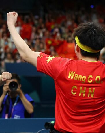 Mã Long (trái) mừng HC vàng thứ sáu của anh tại Thế vận hội, ở chung kết bóng bàn đồng đội nam Olympic 2024 gặp Thụy Điển, thành phố Paris, Pháp tối 9/8. Ảnh: Reuters