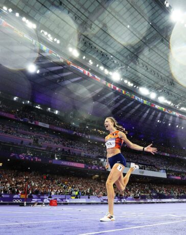 Bol phấn khích sau khi vượt qua vạch đích, giúp Hà Lan giành HC vàng 4x400m tiếp sức hỗn hợp Olympic Paris 2024 ngày 3/8. Ảnh: Olympics