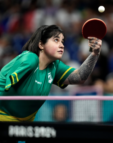 VĐV mất một tay Bruna Alexandre của Brazil thi đấu bóng bàn Olympic Paris 2024. Ảnh: AFP