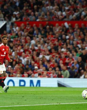 Bruno Fernandes hỏng ăn khi đối mặt thủ môn Leno ở phút 29 trận Man Utd thắng Fulham 1-0 thuộc vòng 1 Ngoại hạng Anh ngày 16/8. Ảnh: Reuters