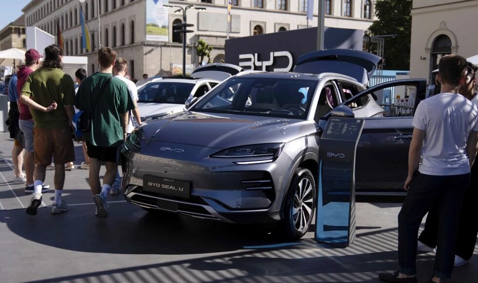 Khách tham quan xe BYD Seal U tại một triển lãm ở Munich (Đức) năm 2023. Ảnh: AP
