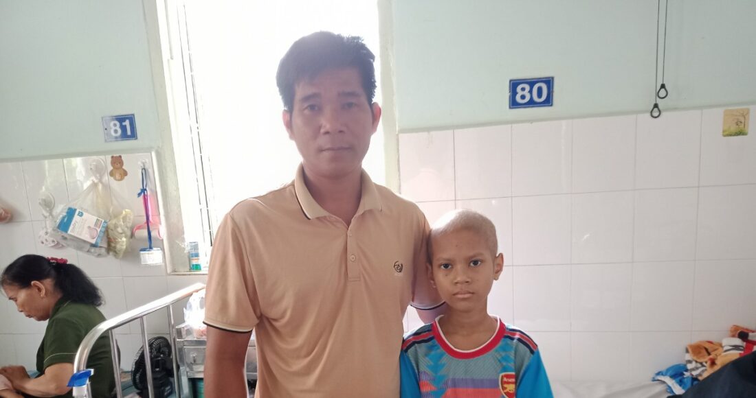 Anh Tiang Tách và con trai Katơr Minh Thành ở Bệnh viện Nhi đồng 2 TP HCM, chiều 27/7. Ảnh: Nhân vật cung cấp