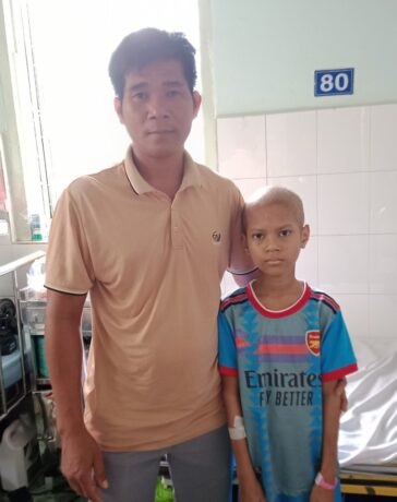 Anh Tiang Tách và con trai Katơr Minh Thành ở Bệnh viện Nhi đồng 2 TP HCM, chiều 27/7. Ảnh: Nhân vật cung cấp