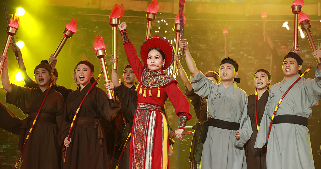 Cẩm Ly mặc cổ trang biểu diễn ca cảnh Oai hùng trời Nam. Ảnh: Lý Võ Phú Hưng