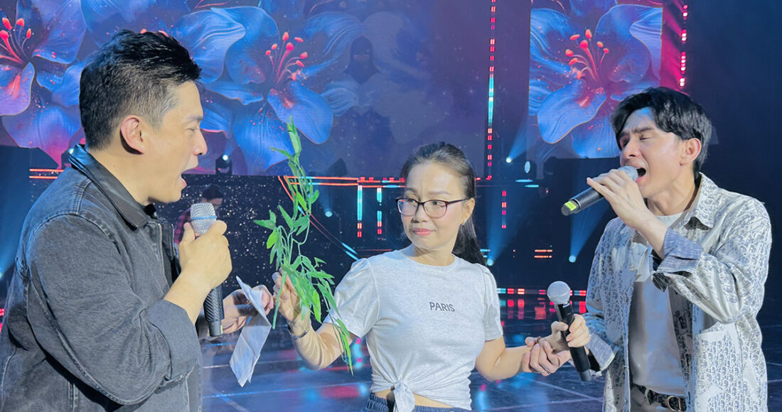 Trong liveshow, Đan Trường, Lam Trường, Cẩm Ly sẽ thể hiện ca khúc mới Hoa lưu ly. Cuối thập niên 1990 đầu 2000, cả ba thường xuyên đi diễn chung nên rất thân thiết. Cẩm Ly và Đan Trường là cặp song ca ăn ý của làng nhạc Việt. Chị cũng từng kết hợp với Lam Trường trong hai ca khúc Người cùng cảnh ngộ (lời Việt: Nguyễn Ngọc Thiện) và Xin một lần thôi (lời Việt: Lê Quang), được khán giả yêu thích.