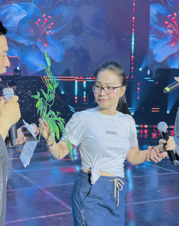 Trong liveshow, Đan Trường, Lam Trường, Cẩm Ly sẽ thể hiện ca khúc mới Hoa lưu ly. Cuối thập niên 1990 đầu 2000, cả ba thường xuyên đi diễn chung nên rất thân thiết. Cẩm Ly và Đan Trường là cặp song ca ăn ý của làng nhạc Việt. Chị cũng từng kết hợp với Lam Trường trong hai ca khúc Người cùng cảnh ngộ (lời Việt: Nguyễn Ngọc Thiện) và Xin một lần thôi (lời Việt: Lê Quang), được khán giả yêu thích.