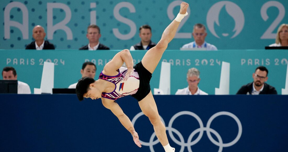 Carlos Yulo thi đấu nội dung tự do nam thể dục dụng cụ Olympic Paris 2024. Ảnh: Reuters