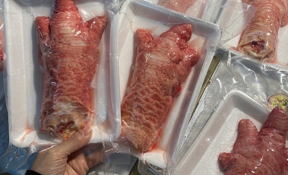 Chân gà Đông Tảo khủng tại cửa hàng Cô Vân. Ảnh: Cô Vân