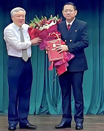 Chánh án Tối cao Nguyễn Hòa Bình trao quyết định cho ông Trần Thanh Hoàng. TAND Cấp cao