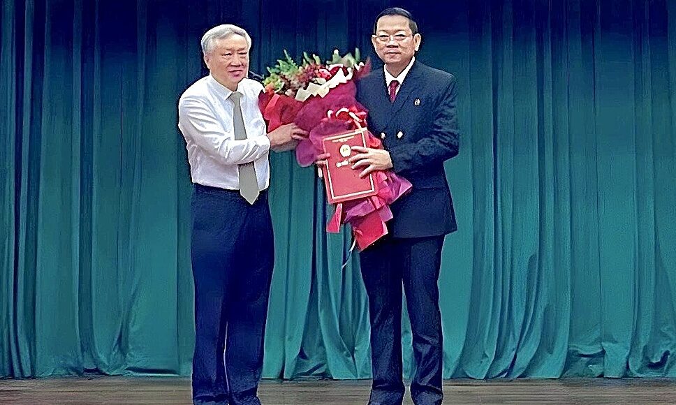 Chánh án Tối cao Nguyễn Hòa Bình trao quyết định cho ông Trần Thanh Hoàng. TAND Cấp cao