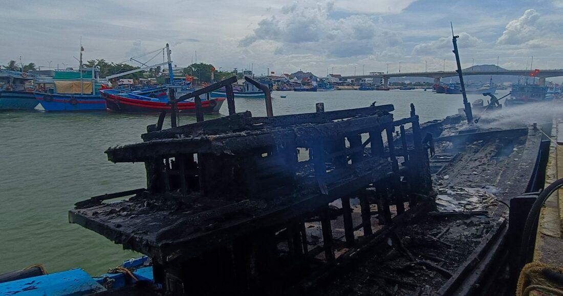 Một trong số 4 chiếc tàu cá bị cháy rụi sau vụ hoả hoạn. Ảnh: Nguyễn Duông