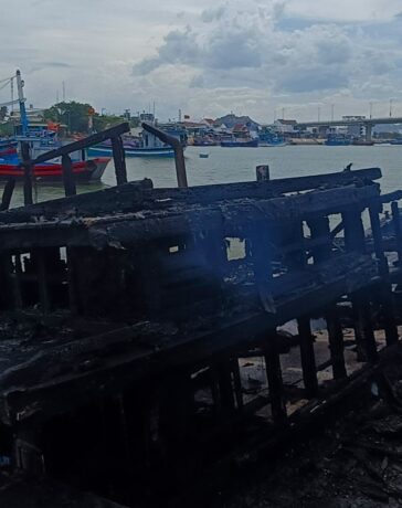 Một trong số 4 chiếc tàu cá bị cháy rụi sau vụ hoả hoạn. Ảnh: Nguyễn Duông