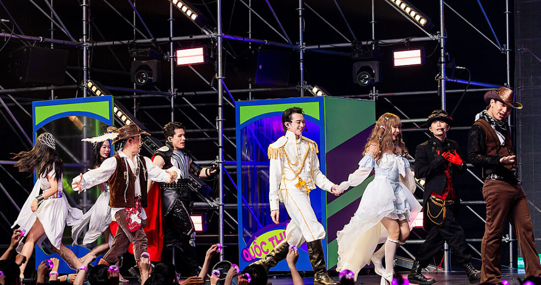 Là tiết mục trình diễn thứ 2, Liên Minh Phát Tài thành công mang đến một không gian sâu lắng và cảm xúc với Dẫu Có Lỗi Lầm. Ở tiết mục để khoe giọng hát, Liên Minh Tinh Tú tiến cử những giọng ca chuyên và không chuyên, lần lượt là Bằng Kiều, Thanh Duy, Bùi Công Nam, Binz, Duy Khánh và Thiên Minh để đảm nhiệm thử thách này. Liên Minh Phát Tài truyền tải thông điệp tình yêu của Dẫu Có Lỗi Lầm bằng concept phi hành gia bay vào vũ trụ với thông điệp: Dù ở vũ trụ nào thì anh vẫn sẽ yêu em và nghĩ về em dù cho có bao người chê bai ngu si. Đôi giày thủy tinh tượng trưng cho tình yêu, dù người yêu có ra đi nhưng đôi giày vẫn ở lại như tình cảm còn vấn vương. Dù có gặp nhau ở một chiều không gian khác, một vũ trụ khác thì vẫn muốn ở bên nhau. Thực hiện hóa ý tưởng trên sân khấu, 6 Anh Tài hóa thân thành những phi hành gia điển trai và bay khắp ngân hà để tìm lại tình yêu bản thân đã đánh rơi. Cảnh những vũ công nữ bỏ đi sau khi nhảy cùng các Anh Tài, Thiên Minh cầm chiếc giày nhìn theo, mượn ý tưởng từ câu chuyện Lọ Lem đánh rơi chiếc giày. 6 giọng ca da diết đã hòa giọng cùng nhau tạo nên sự ấn tượng mới mẻ cho Dẫu Có Lỗi Lầm. Trong tiết mục này, Thanh Duy gây ấn tượng với khi Trái ngược với sự luyến tiếc của tình yêu ở Liên Minh Phát Tài, Liên Minh Tinh Tú mang đến một tiết mục đầy sắc màu và sự tươi vui qua Chợt Nghe Bước Em Về. Ở Công diễn 2, thông điệp vũ trụ đối với Liên Minh Tinh Tú không phải những gì đến từ ngoài hành tinh của chúng ta. Vũ trụ của các Anh Tài Liên Minh Tinh Tú là cha là mẹ là anh em của chúng ta, là vợ là con là tri kỷ. Đối với các thành viên trong Liên Minh Tinh Tú, mọi thứ qua đi chúng ta đều có thể lấy lại được, có thể làm lại được, có thể viết lại được nhưng có lẽ thời gian qua đi sẽ là thứ không bao giờ quay trở lại. Bởi vậy chúng ta hãy trân quý những gì xảy ra và những khoảnh khắc bên nhau.Vì không tiêu tốn quá nhiều điểm hỏa lực cho việc đấu giá bài hát nên Liên Minh Tinh Tú là đội có nhiều điểm hỏa lực nhất khi bước vào phần chọn thứ tự biểu diễn. Chiến thuật của đội là sẽ xếp hai bài hát của mình liền kề nhau để kể một câu chuyện trọn vẹn, liền mạch, giúp khán giả dễ hiểu và từ đó sẽ dễ dàng hơn trong việc chinh phục cảm xúc của họ.Chúng tôi không mua được bài hát mà mình đã định, nhưng bọn tôi sẽ dùng số tiền đấy để mua thứ tự biểu diễn cho 2 tiết mục liền nhau, để khán giả khi xem họ sẽ hiểu đó là một câu chuyện liền mạch, NSND Tự Long chia sẻ về chiến thuật của Liên Minh Tinh Tú. Về phần tập luyện và chuẩn bị cho các  tiết mục, dù có 2 bài hát và các thành viên sẽ phải chia ra để tập luyện cho tiết mục của mình nhưng các thành viên của Liên Minh Tinh Tú tuy không biểu diễn tiết mục còn lại, vẫn tham gia vào hầu hết các khâu để giúp đỡ cho nhau.Về phần âm nhạc và dựng bài, SOOBIN và Rhymastic đề xuất rằng cả hai sẽ thay đổi cấu trúc bài để có thể làm mới ca khúc này. Bài perform mình sẽ thay đổi cấu trúc một chút. Giống như bài ‘Trống cơm’ em đã từng làm, nghĩa là mình làm mới nó lại, mình sẽ viết thêm rap cho bài hiện đại hơn - SOOBIN nói. Nhưng mà cũng không sửa quá nhiều để thay đổi hẳn bài hát đâu mà mình vẫn phải bám theo mạch gốc, mình modify (biến đổi) các thứ lại cho hợp mood, hợp tâm trạng thôi - Rhymastic nhấn mạnh.Về concept, câu chuyện của Chợt Nghe Bước Em Về xoay quanh các nhân vật trong tiệm đồ chơi Tinh Tú: nhân vật Con rối Hoàng tử (SOOBIN), Thor (Quốc Thiên), Cướp Biển (Đinh Tiến Đạt), Thám Tử (Rhymastic), Cao Bồi (Cường Seven), Thần Thời Gian (Tự Long). Ở đó mỗi ngày các nhân vật này sẽ có một khoảng thời gian được vui chơi với nhau và đến đúng 12g phải về lại vị trí của mình. Một ngày kia có 1 cô gái lẻn vào tiệm đồ chơi, vui chơi cùng các anh chàng này, cô gái trót có cảm tình với hoàng tử (SOOBIN) và mọi người vui đùa say mê quên cả giờ cấm. Khi đồng hồ đã điểm 12g (lúc Thần Thời Gian Tự Long bước lên bục và đọc thần chú), các nhân vật không kịp quay trở lại vị trí, Thần Thời Gian đã phải dùng phép thuật để đưa tất cả trở lại trật tự và cô gái cũng đã biến thành búp bê. Câu thần chú của Thần Thời Gian Tự Long: Ôi nhân gian kia đan qua đan lại/Trong thời gian luôn một chiều xoay. Phần kết chuyện ở tiệm đồ chơi Tinh Tú sẽ được tiếp nối vào hồi sau của Công diễn 2, tiết mục Những Kẻ Mộng Mơ.