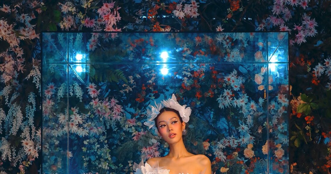 Người mẫu Lenka tạo dáng trên poster show I Dreamed A Dream. Ảnh: Tee Le