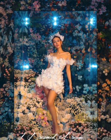 Người mẫu Lenka tạo dáng trên poster show I Dreamed A Dream. Ảnh: Tee Le