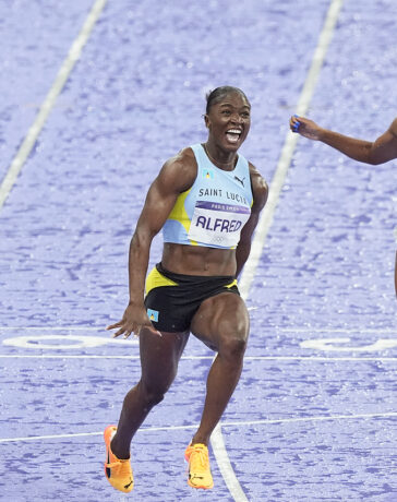 Julien Alfred (giữa) mừng chiến thắng khi cán đích đầu tiên ở nội dung 100m nữ Olympic 2024. Ảnh: AP.