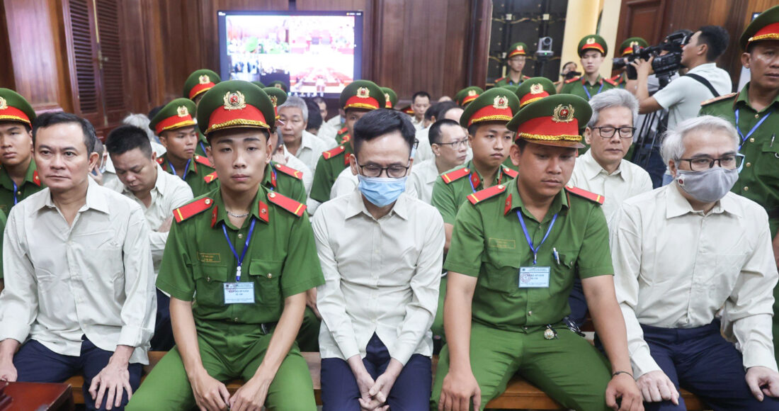 Các bị cáo trong đại án Đăng kiểm Việt Nam tại tòa. Ảnh: Quỳnh Trần