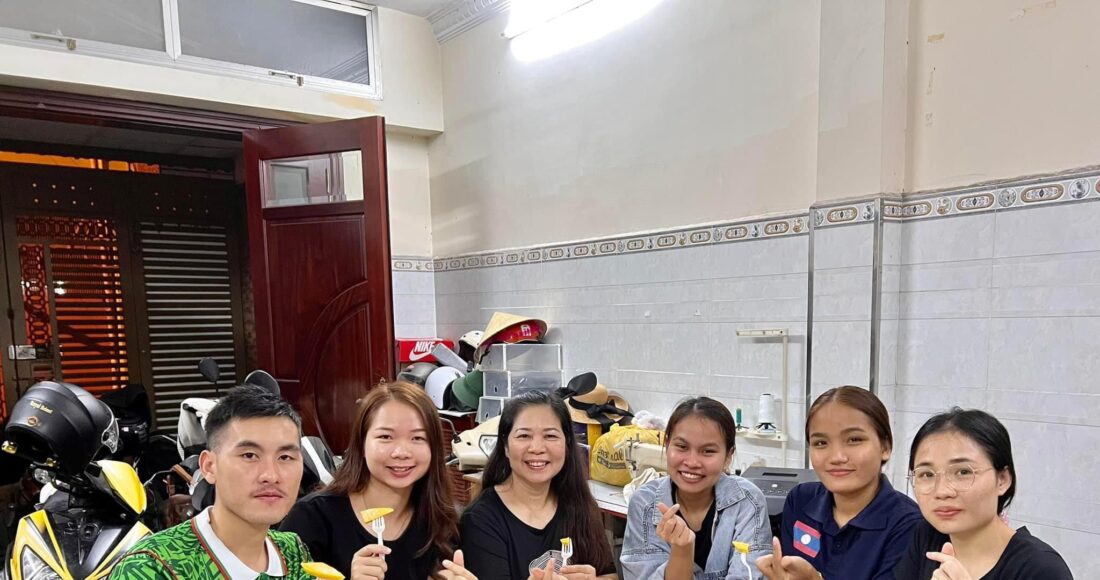 Chị Phương Anh (áo đen, thứ ba từ trái qua) cùng các con dùng bữa ở nhà thuộc quận Tân Bình, TP HCM, tháng 7/2024. Ảnh: Nhân vật cung cấp