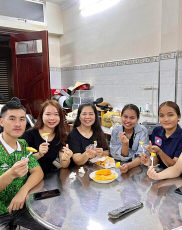 Chị Phương Anh (áo đen, thứ ba từ trái qua) cùng các con dùng bữa ở nhà thuộc quận Tân Bình, TP HCM, tháng 7/2024. Ảnh: Nhân vật cung cấp