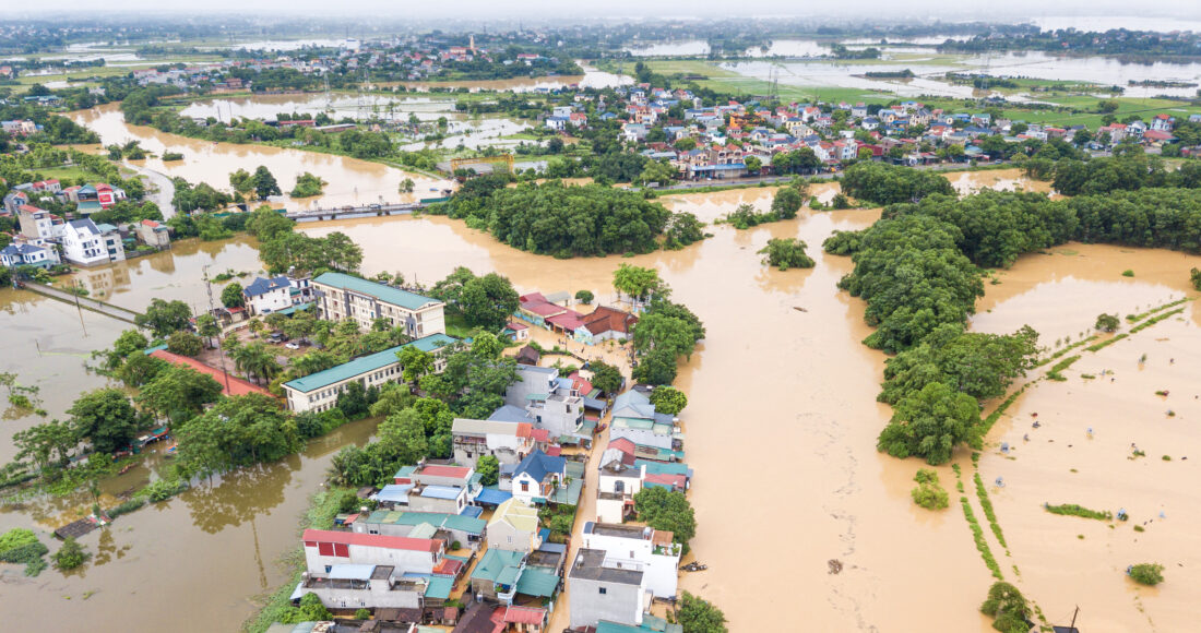 Sáng 24/7, nước từ sông Bùi tràn vào tổ dân phố Bùi Xá, thị trấn Xuân Mai, huyện Chương Mỹ. Ảnh: Giang Huy