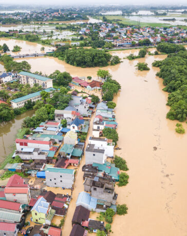 Sáng 24/7, nước từ sông Bùi tràn vào tổ dân phố Bùi Xá, thị trấn Xuân Mai, huyện Chương Mỹ. Ảnh: Giang Huy