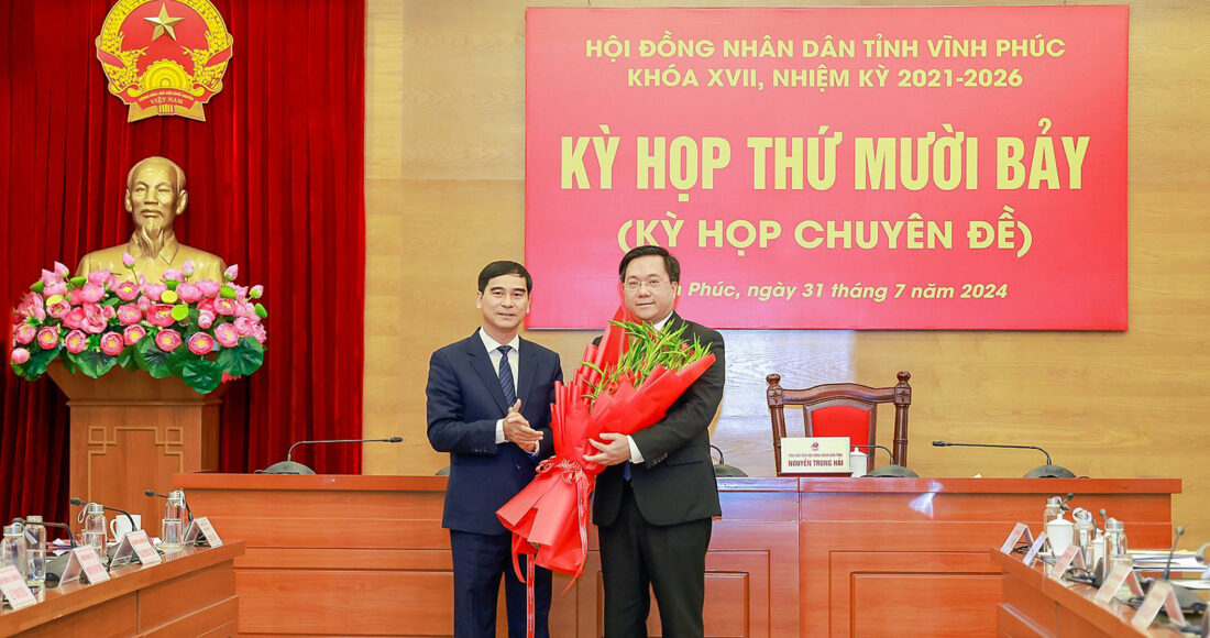 Bí thư Tỉnh ủy Vĩnh Phúc Dương Văn An (trái) tặng hoa chúc mừng tân Chủ tịch tỉnh Trần Duy Đông. Ảnh: BaoVinhPhuc