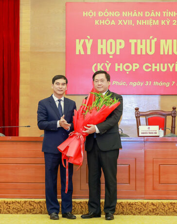 Bí thư Tỉnh ủy Vĩnh Phúc Dương Văn An (trái) tặng hoa chúc mừng tân Chủ tịch tỉnh Trần Duy Đông. Ảnh: BaoVinhPhuc