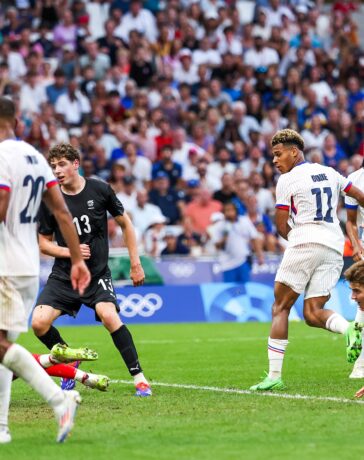 Doue (số 11) trong pha làm bàn nhân đôi tỷ số cho Pháp trong trận thắng New Zealand 3-0 ở lượt cuối bảng A bóng đá nam Olympic Paris 2024 trên sân Velodrome, Marseille ngày 31/7. Ảnh: FFF