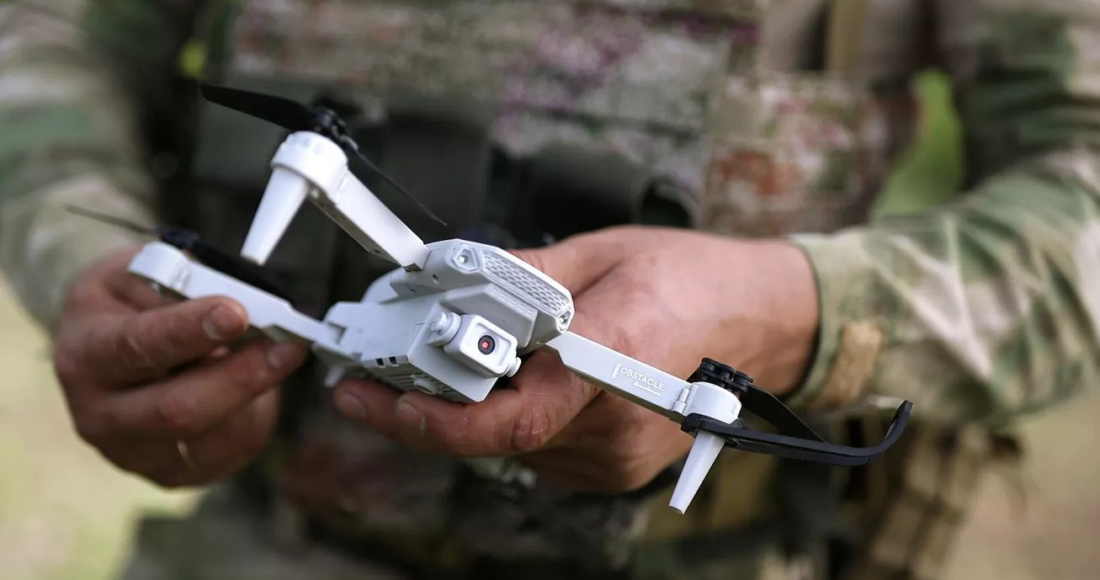 Quân nhân Nga cầm drone FPV tại thao trường ở vùng Krasnodar hồi tháng 4. Ảnh: RIA Novosti