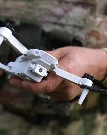 Quân nhân Nga cầm drone FPV tại thao trường ở vùng Krasnodar hồi tháng 4. Ảnh: RIA Novosti
