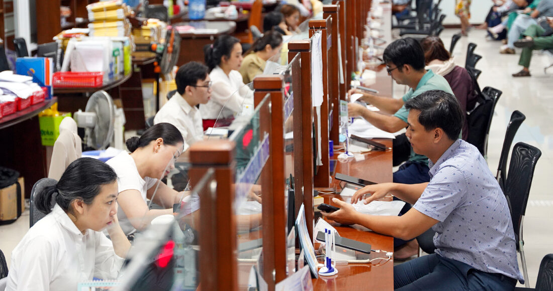 Công chức Đà Nẵng làm việc tại Trung tâm hành chính Đà Nẵng tháng 5/2024. Ảnh: Nguyễn Đông