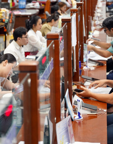 Công chức Đà Nẵng làm việc tại Trung tâm hành chính Đà Nẵng tháng 5/2024. Ảnh: Nguyễn Đông
