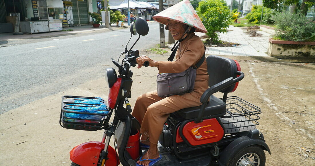 Bà Bảy trên chiếc xe điện ba bánh, ngày ngày bán vé số dạo ở chợ Nước Xoáy, xã Long Hưng A, huyện Lấp Vò. Ảnh: Ngọc Tài